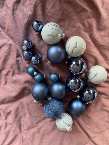 Kerstballen blauw/grijs beschikbaar voor biedingen
