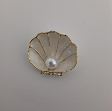 Goudkleurige broche schelp met grote parel beschikbaar voor biedingen