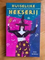 Boek Huiselijke hekserij - Sue Bowes, Boeken, Esoterie en Spiritualiteit, Achtergrond en Informatie, Spiritualiteit algemeen, Ophalen of Verzenden