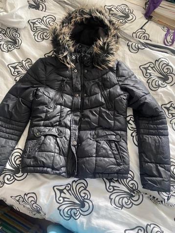 winterjas zwart mt s met capuchon en bontje beschikbaar voor biedingen