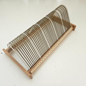 Vintage rek voor vinyl platen of singels beschikbaar voor biedingen