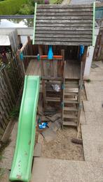 Te Koop: Houten speelhuis met Glijbaan en picknicktafel., Kinderen en Baby's, Speelgoed | Buiten | Speeltoestellen, Ophalen, Gebruikt