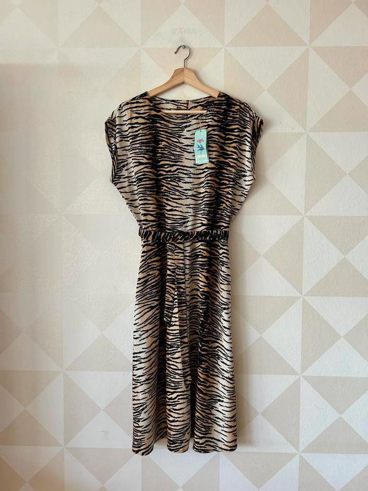 King Louie Betty Loose Fit Dress jurk tijger M/38 NIEUW, Kleding | Dames, Jurken, Nieuw, Maat 38/40 (M), Zwart, Onder de knie