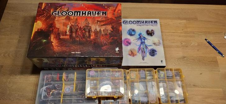 gloomhaven 1ste editie met forgotten circles, Hobby en Vrije tijd, Gezelschapsspellen | Bordspellen, Zo goed als nieuw, Een of twee spelers