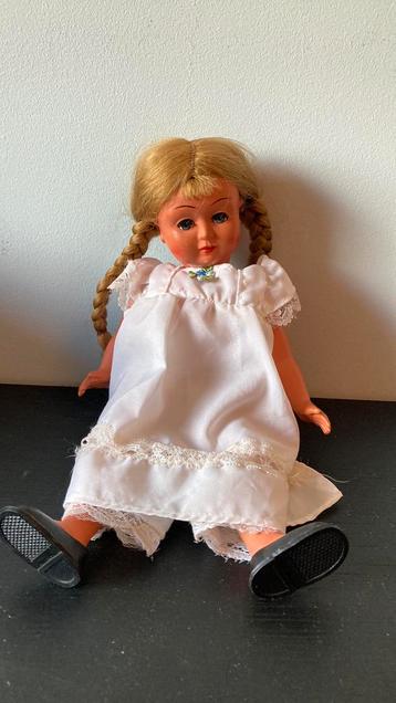 Antieke speelgoed pop beschikbaar voor biedingen