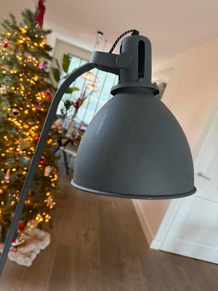 Industriële vloerlamp - bijna gratis, Huis en Inrichting, Lampen | Wandlampen, Gebruikt, Metaal, Ophalen