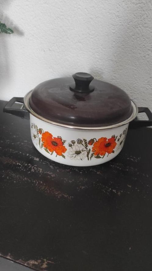 Vintage pan wit met witte en oranje bloemen 22 cm, Huis en Inrichting, Keuken | Potten en Pannen, Gebruikt, Kookpan of Snelkookpan