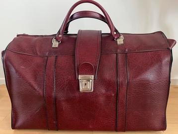 Vintage bordeauxrode grote tas beschikbaar voor biedingen