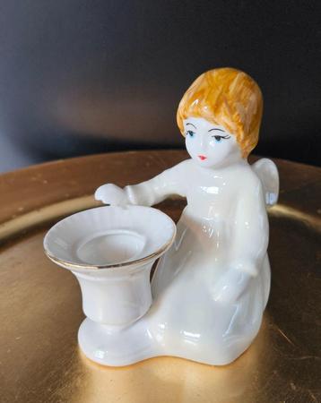 Engel - knielend met kaarsenhouder - porselein beschikbaar voor biedingen