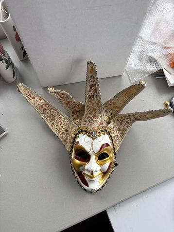 Venetiaans Jester-masker – handbeschilderd – goud & rood beschikbaar voor biedingen