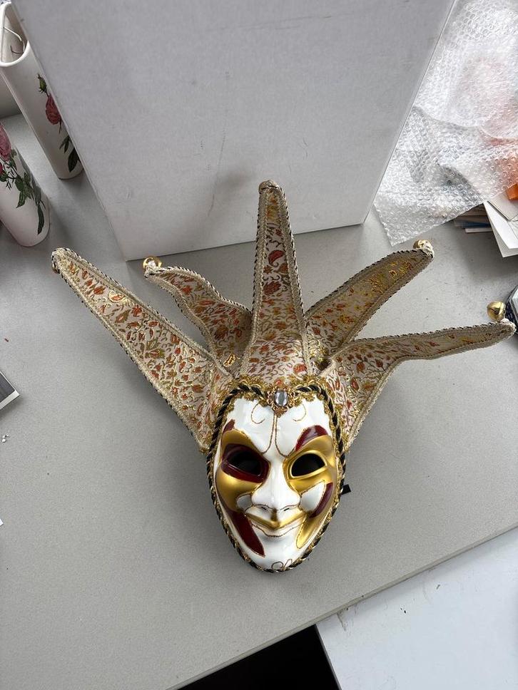 Venetiaans Jester-masker – handbeschilderd – goud & rood, Kleding | Heren, Carnavalskleding en Feestkleding, Zo goed als nieuw