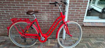 Nette rode vrouwenfiets.  beschikbaar voor biedingen