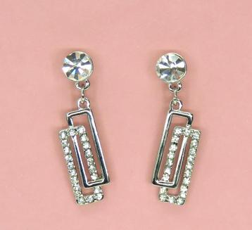 Prachtige zilvergekleurde oorbellen met strass steentjes. beschikbaar voor biedingen