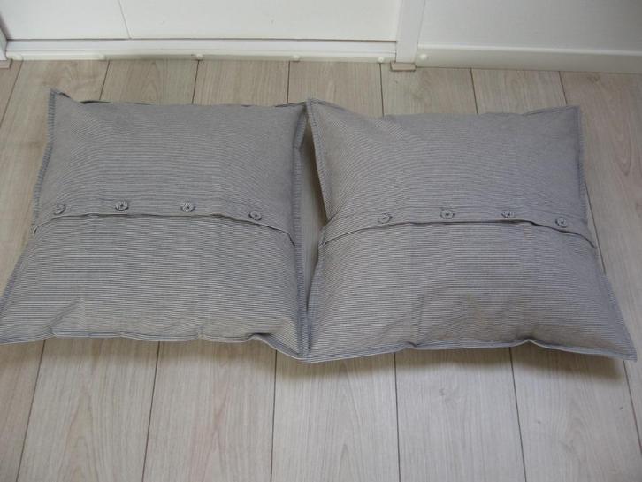 2 nw.woon kussens 55 x 55 cm  samen €10.00 M binnen kussen., Huis en Inrichting, Woonaccessoires | Kussens, Nieuw, Bruin, Vierkant