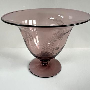 Glazen vaas (paars) versierd met een geëtst varenbladmotief beschikbaar voor biedingen
