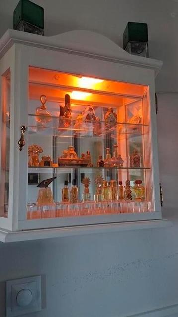 Mooi wit vitrine kastje +verlichting + mini  parfum flesje  beschikbaar voor biedingen