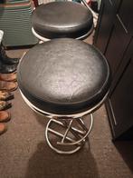 2 Barkrukken met leren zitting en metalen frame, Huis en Inrichting, Barkrukken, Ophalen, Gebruikt, Met voetsteun, 60 tot 90 cm