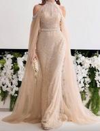 Elegante Galajurk met Cape - Beige, Kleding | Dames, Gelegenheidskleding, Galajurk, Beige, Nieuw, Ophalen of Verzenden