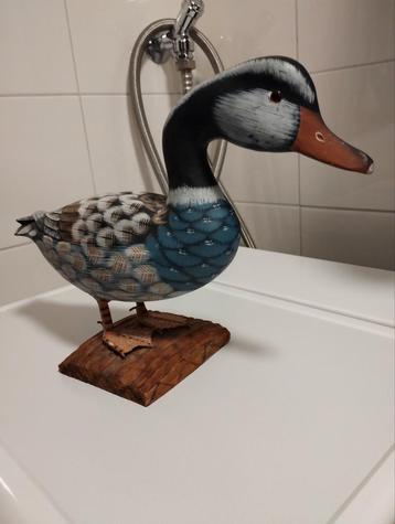 Oude houten handgesneden en beschilderde eend beschikbaar voor biedingen