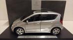 Mercedes Benz A klasse zilvergrijs Dealerbox Maisto 1:18 KRD, Hobby en Vrije tijd, Modelauto's | 1:18, Ophalen of Verzenden, Zo goed als nieuw