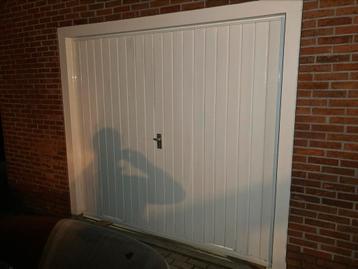 Houten kanteldeur in zeer goede staat beschikbaar voor biedingen