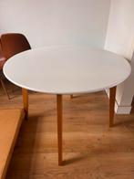 Ronde eettafel – wit met houten poten, Gebruikt, Rond, Ophalen of Verzenden, Vier personen