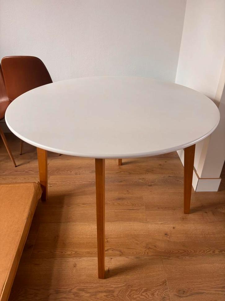Ronde eettafel – wit met houten poten, Huis en Inrichting, Tafels | Eettafels, Gebruikt, 100 tot 150 cm, 100 tot 150 cm, Vier personen