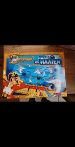 Piraat naar de haaien - Studio 100, Hobby en Vrije tijd, Gezelschapsspellen | Bordspellen, Drie of vier spelers, Ophalen of Verzenden