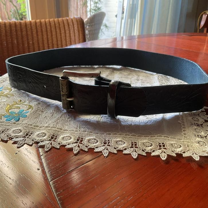 ZELDEN GEDRAGEN ZWART LEREN DAMESRIEM MET RELIEF, Kleding | Dames, Riemen en Ceinturen, Gedragen, Tailleriem, 80 tot 90 cm, 3 tot 5 cm