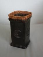 Vaasje, vierkant, met riet., Huis en Inrichting, Woonaccessoires | Vazen, Overige materialen, Overige kleuren, Ophalen of Verzenden