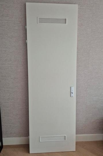 Meterkast deur met 2x ventilatieroosters. Afm 76cm bij 231cm beschikbaar voor biedingen