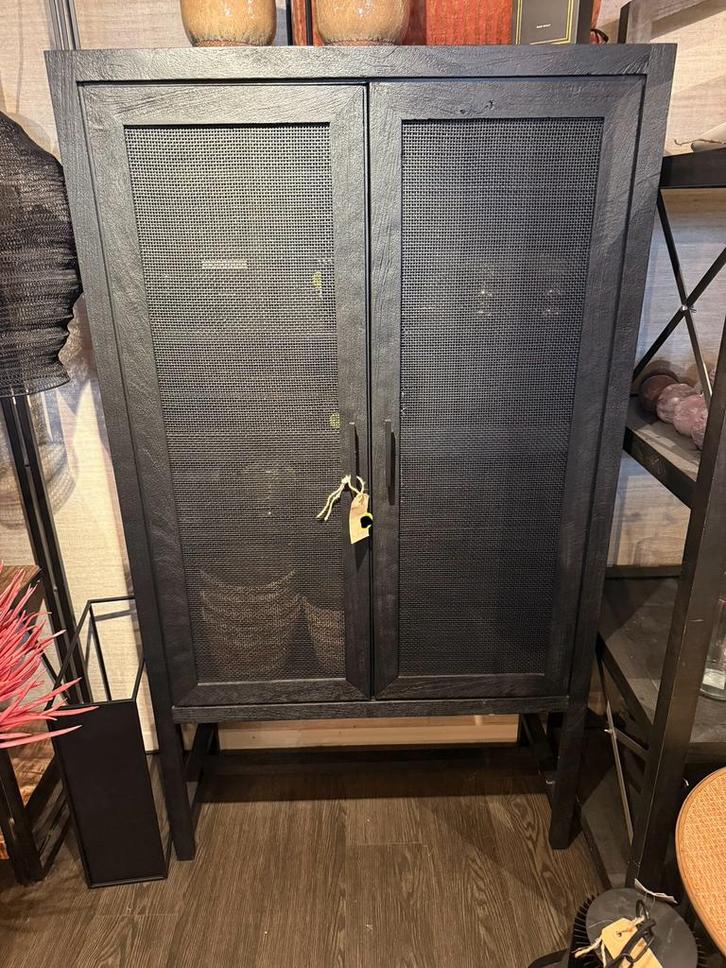 Zwarte Opbergkast met Gaasdeuren – Industrieel Design, Huis en Inrichting, Woonaccessoires | Kamerschermen, Nieuw, Ophalen