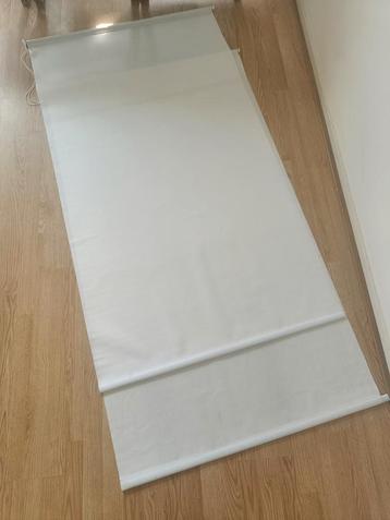 2 witte verduisterende rolgordijnen beschikbaar voor biedingen