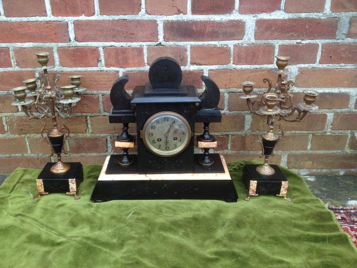 Franse zwart-rood marmeren penduleklok met zijkandelaren., Antiek en Kunst, Antiek | Klokken, Ophalen