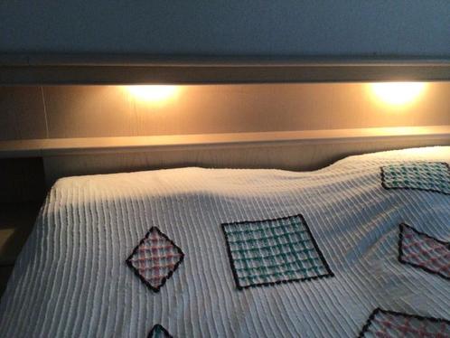 2 persoonsbed (queen size), Huis en Inrichting, Slaapkamer | Bedden, Zo goed als nieuw, Tweepersoons, 160 cm, 200 cm, Hout, Crème