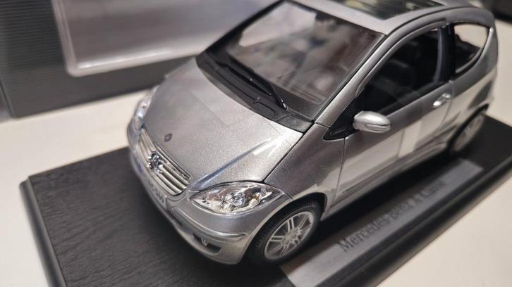 mercedes-benz A-klasse kleur grijs maisto 1:18, Hobby en Vrije tijd, Modelauto's | 1:18, Nieuw, Auto, Maisto, Ophalen