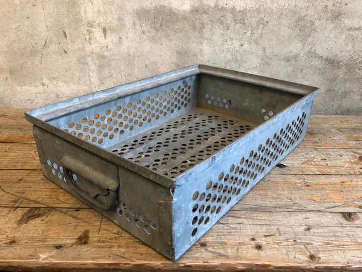 zinken krat | krantenbak | kruidenrek | tijdschriften mand, Huis en Inrichting, Woonaccessoires | Kisten, Gebruikt, Minder dan 50 cm