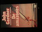 De Amazones - John Gardner Thriller, Ophalen of Verzenden, Gelezen, Nederland