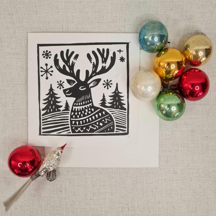 Dubbele kerstkaart 15x15 cm. met envelop linosnede rendier, Diversen, Kerst, Nieuw, Ophalen of Verzenden