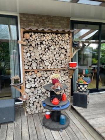 Zeer mooi brandhout, inkl houten opbergrek! beschikbaar voor biedingen