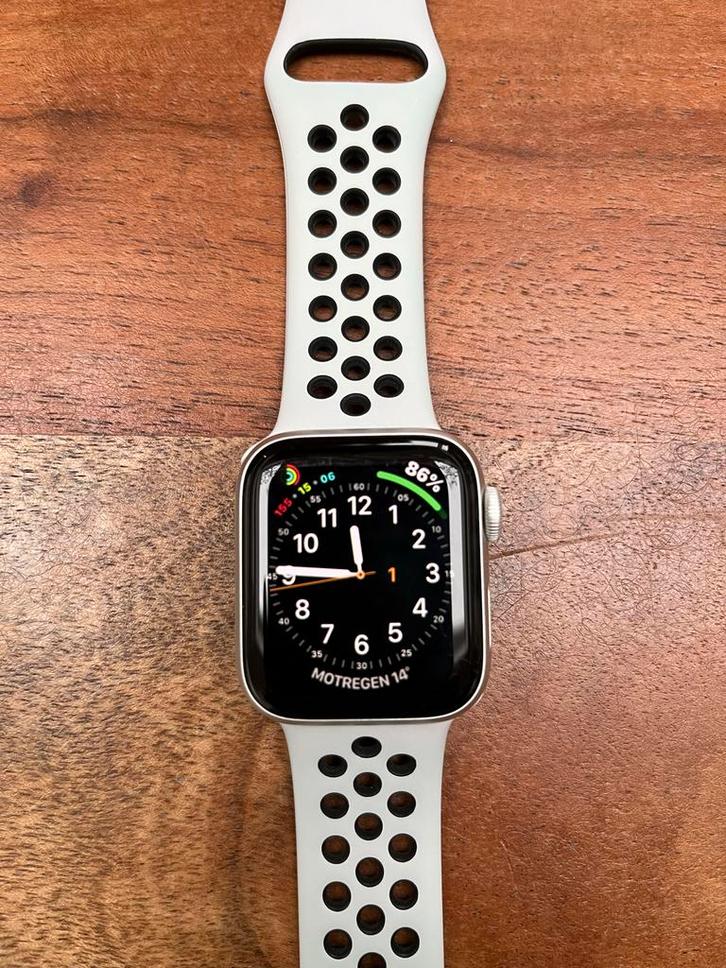 Apple Watch serie 5- Nike 40mm in zeer nette staat, Sieraden, Tassen en Uiterlijk, Smartwatches, Zo goed als nieuw, iOS, Zilver