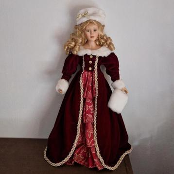 Porseleine sierpop in winterkleding beschikbaar voor biedingen