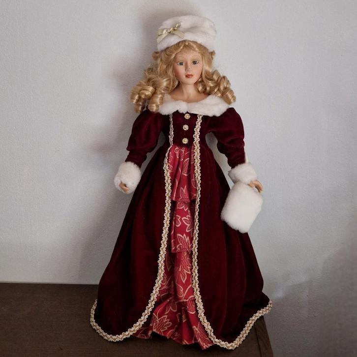 Porseleine sierpop in winterkleding, Diversen, Kerst, Gebruikt, Ophalen of Verzenden