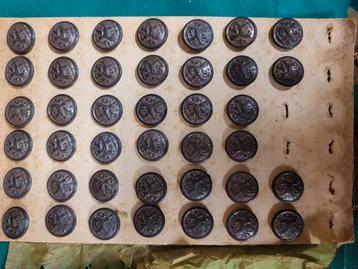 Vooroorlogse knoopjes beschikbaar voor biedingen