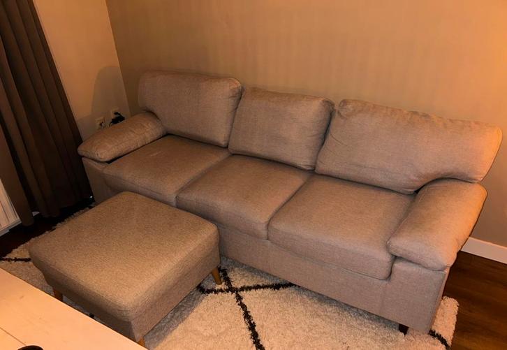 Lichtgrijze 3-zitsbank incl poef (Jysk Gedved), Huis en Inrichting, Banken | Complete zithoeken, Zo goed als nieuw, Stof, Ophalen