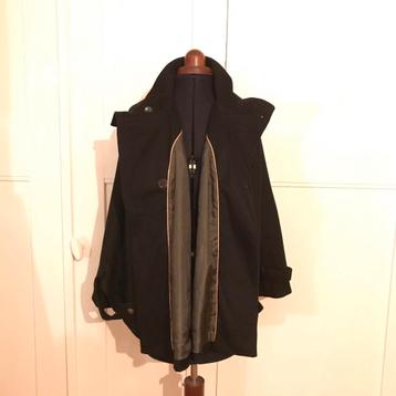 Cape wol zwart koperen knopen van De.Corp maat M beschikbaar voor biedingen