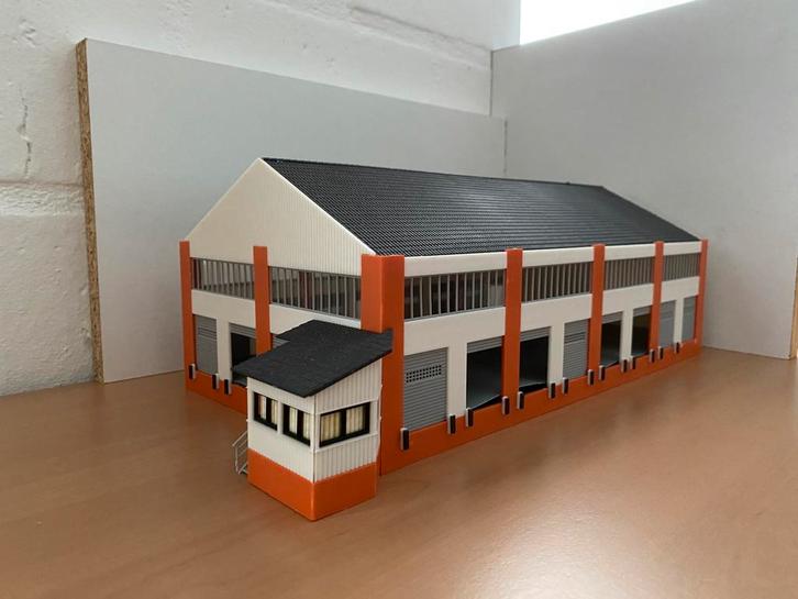 Faller 983 TNT distributie centrum H0 exclusief, Hobby en Vrije tijd, Modeltreinen | H0, Zo goed als nieuw, Brug, Tunnel of Gebouw
