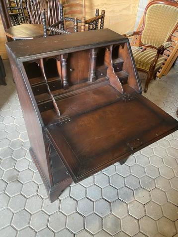 Klein Antiek Bureau beschikbaar voor biedingen