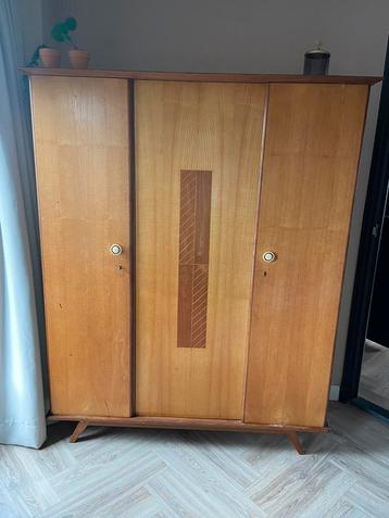 Vintage kledingkast beschikbaar voor biedingen