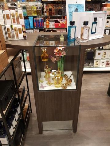 Vitrine kastje beschikbaar voor biedingen